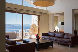 家庭別墅 | 起居區 | 43-吋智慧型電視、有線頻道、壁爐、Netflix