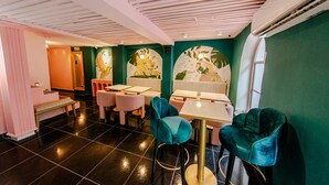 A restaurant interior with booths, tables, and chairs. - Hotel Sublime (Cartagena)