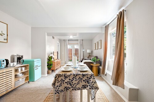 Charming Suite In Great Location near everything!