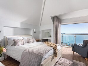 3 室のベッドルーム、WiFi (無料)、ベッドシーツ