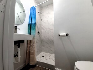 Hair dryer, towels, soap, shampoo - Home [5B/2B]: one unit of a duplex near FSU-2 [126] (Tallahassee)