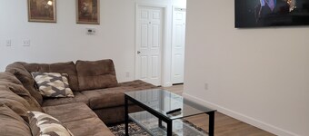 Home [5B/2B]: one unit of a duplex near FSU-2 [126]