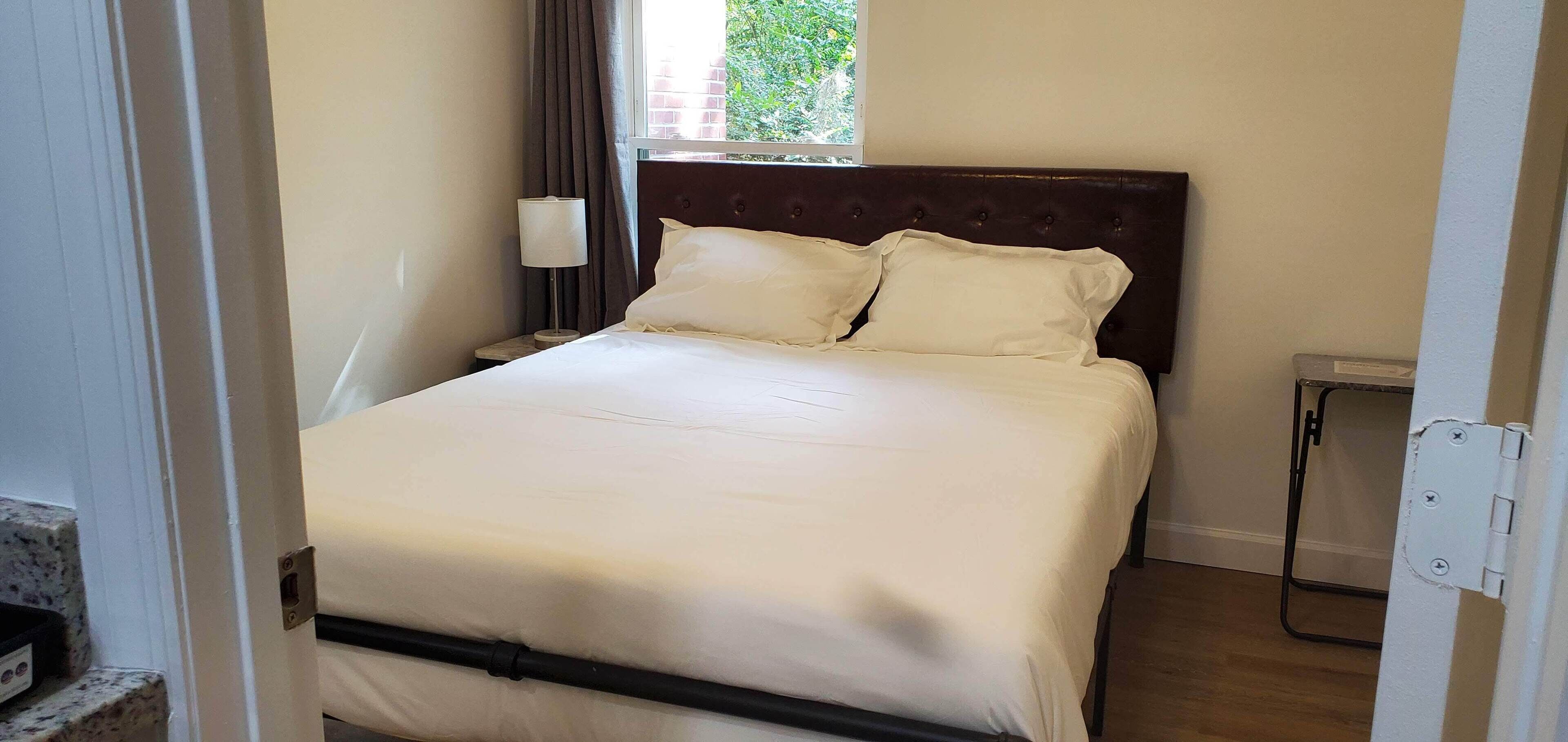 5 bedrooms, iron/ironing board, WiFi, bed sheets