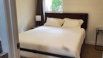 5 bedrooms, iron/ironing board, WiFi, bed sheets