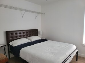 5 bedrooms, iron/ironing board, WiFi, bed sheets
