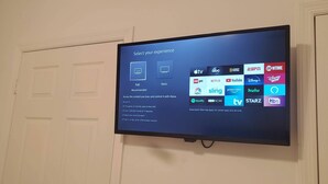 Een televisiescherm toont een keuzemenu voor streamingdiensten.