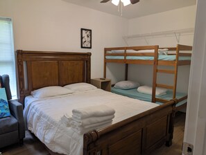 5 bedrooms, iron/ironing board, WiFi, bed sheets - Home [5B/2B]: one unit of a duplex near FSU-2 [126] (Tallahassee)