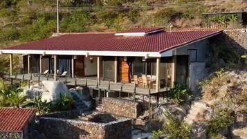 Vista frontal de la propiedad