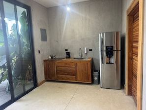 Deluxe Suite | Private kitchen | Mini-fridge, microwave, stovetop, dishwasher