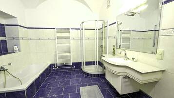 Haartrockner, Handtücher, Seife, Shampoo