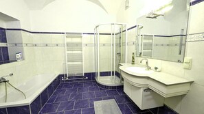 Hair dryer, towels, soap, shampoo - Ferienwohnung im Haus Elsasser (Gaming)