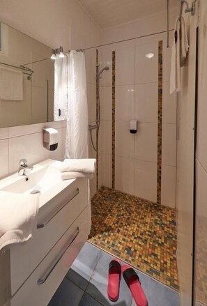 Free toiletries, toilet paper