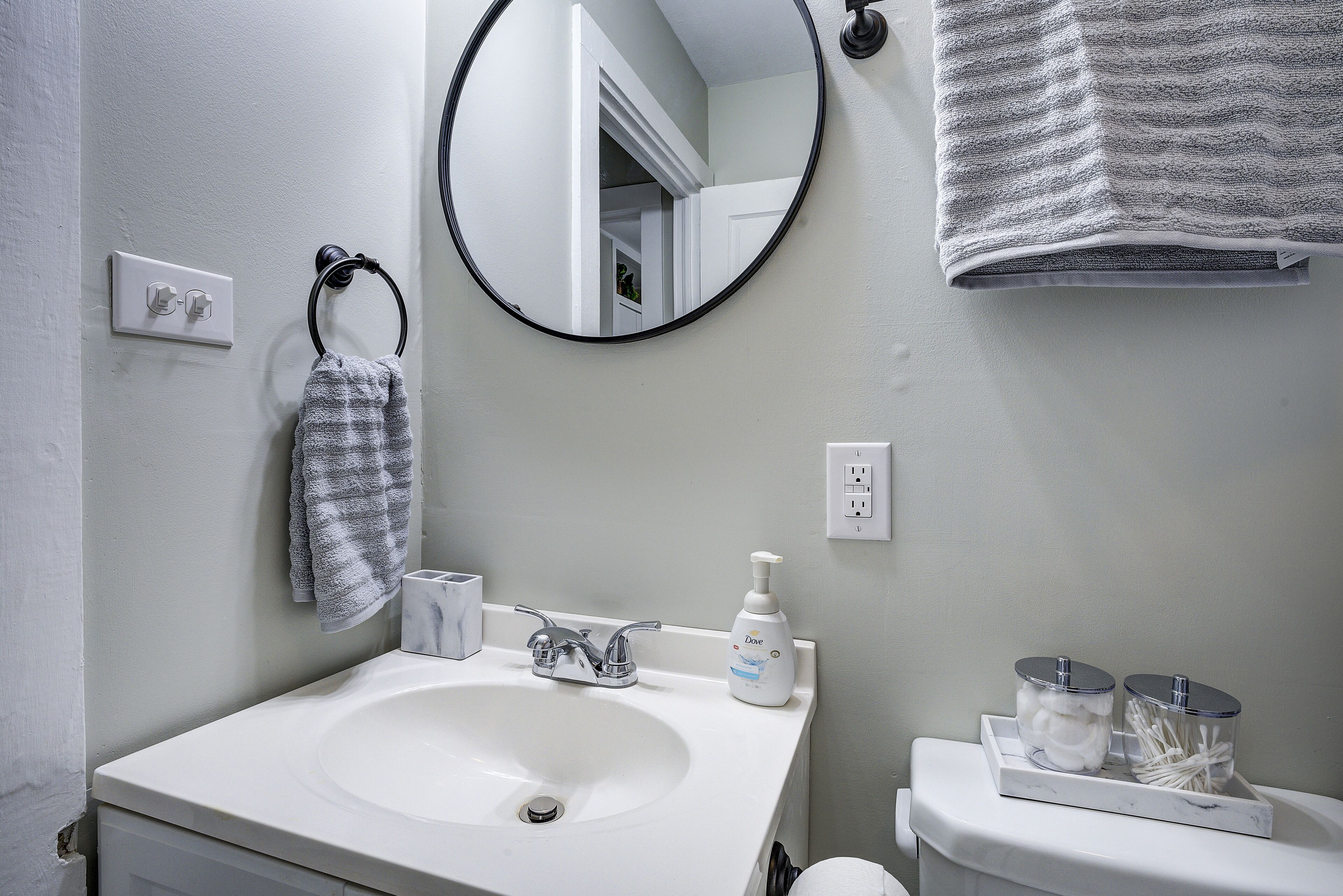 The Red Door Cottage is minutes to downtown. Pet Friendly!
