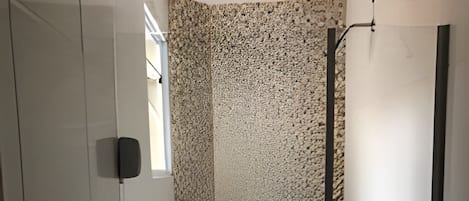 Soundproofing, free WiFi