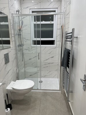 Apartamento | Banheiro | Chuveiro, secador de cabelo, toalhas de banho 