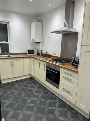 Apartamento | Cozinha privada | Geladeira, micro-ondas, fogão, cooktop