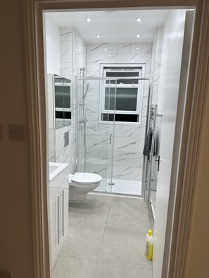 Apartment | Bathroom | Shower, hair dryer, towels
