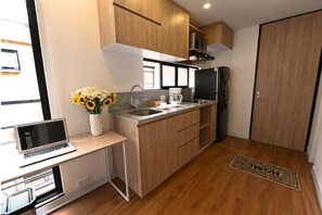 Refrigerador, microondas, cafetera y tetera y utensilios de cocina 