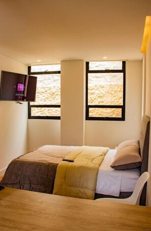 1 habitación, escritorio, tabla de planchar con plancha y wifi 