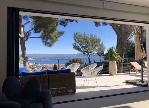 Villa contemporaine avec piscine dominant la baie de La Ciotat
