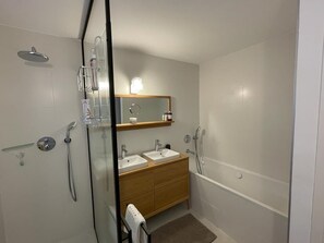 Haartrockner, Handtücher, Seife, Toilettenpapier