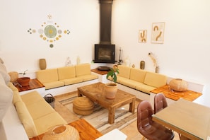 TV, fireplace