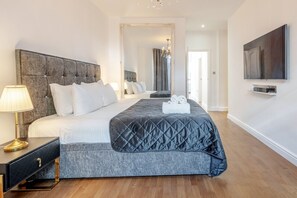 2 quartos, escrivaninha, ferros/tábuas de passar roupa