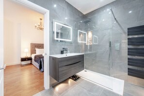 Hair dryer, towels - Maida Vale Gem by Little Venice (Greater London)