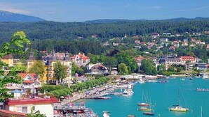 A coastal town with a marina, houses, and a mountainous backdrop. - Ein Urlaub in drei Ländern! Whirlpool, Sauna, Grill (Arnoldstein)