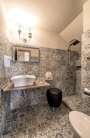 Shower, jetted tub, hair dryer, towels