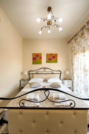 3 bedrooms, iron/ironing board, travel cot, free WiFi
