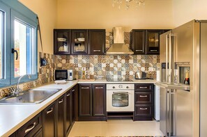 Fridge, microwave, oven, coffee/tea maker - 5 Minutes Driving To Lindos (Rhodes)