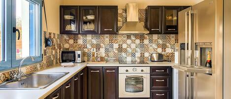 Refrigerador, microondas, horno y cafetera y tetera