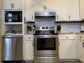 Fridge, microwave, oven, stovetop - The Silver Screen, on the park (Columbus)