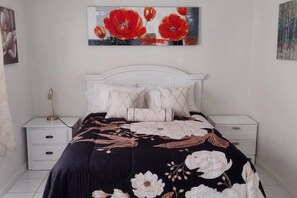 3 bedrooms, desk, iron/ironing board, free WiFi - Sleeps 8-3 Bedrooms 2 Full Bathroms+Gameroom your perfect vacation home!  (Casselberry)
