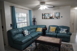 Smart TV, table football, books - Sleeps 8-3 Bedrooms 2 Full Bathroms+Gameroom your perfect vacation home!  (Casselberry)