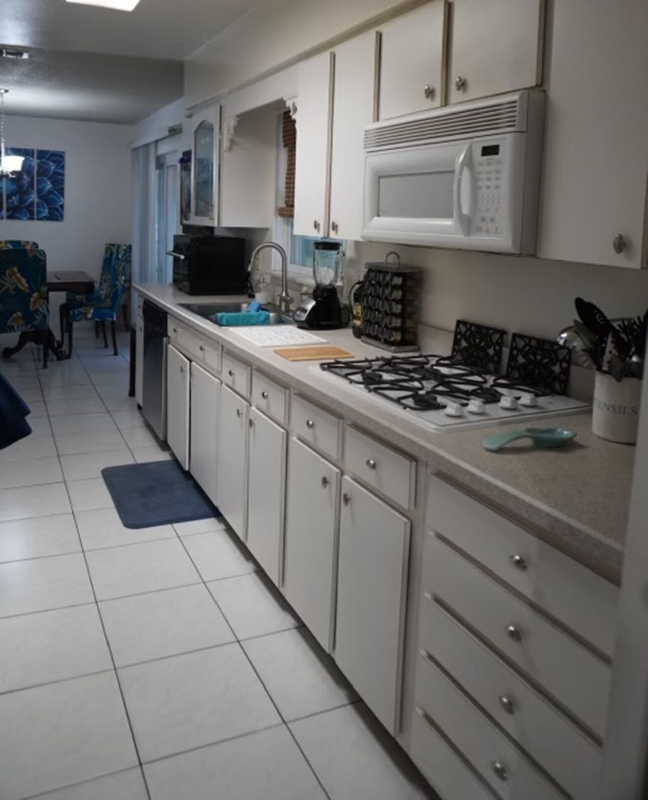 Kjøleskap, mikrobølgeovn, kokeplater og oppvaskmaskin