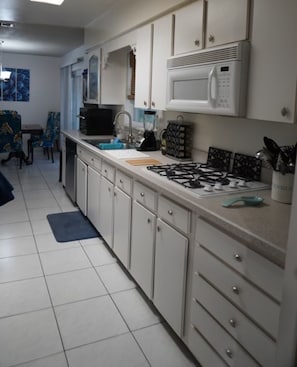 Réfrigérateur, micro-ondes, plaque de cuisson, lave-vaisselle