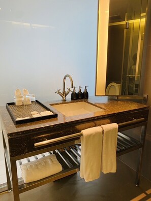 Dusj, hårføner, håndklær og såpe