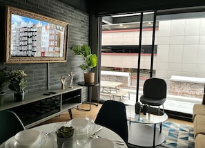 Elite-Apartment | Wohnbereich | Fernseher