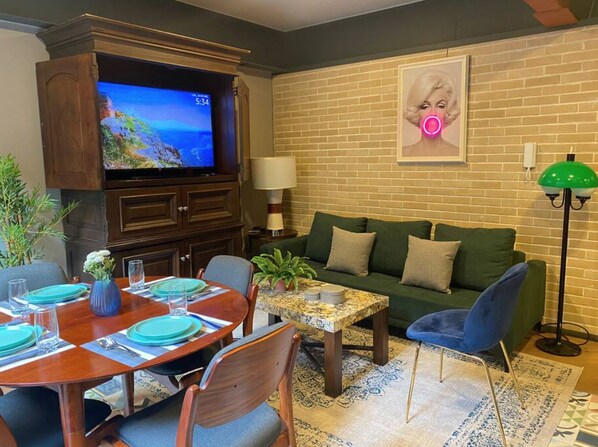 Exclusive-Apartment | Wohnbereich | Fernseher