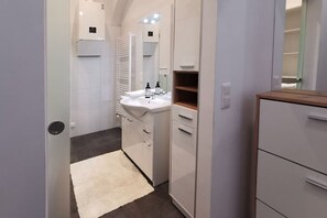 Shower, hair dryer, towels, soap - Green Palm - gemütlich, zentral mit Grünblick (Wien)