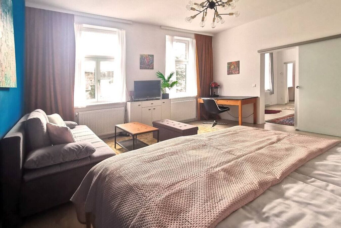 1 soverom, skrivebord, strykejern/-brett og reiseseng for barn