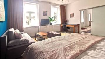 1 Schlafzimmer, Schreibtisch, Bügeleisen/Bügelbrett, Reisekinderbett