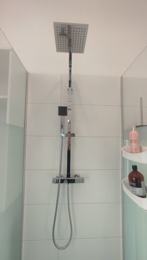 Douche, sĂšche-cheveux, serviettes fournies