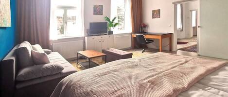 1 Schlafzimmer, Schreibtisch, Bügeleisen/Bügelbrett, Reisekinderbett