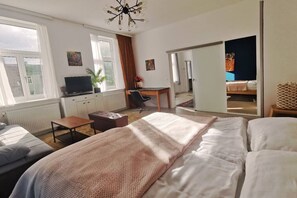 1 Schlafzimmer, Schreibtisch, Bügeleisen/Bügelbrett, Reisekinderbett