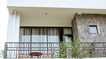 Habitación Deluxe doble, 1 habitación, vistas a la ciudad, en la zona del jardín | Terraza o patio