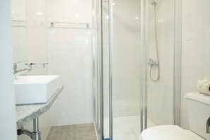 Dusche, Haartrockner, Handtücher, Seife