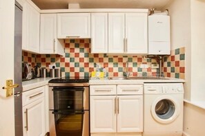 Fridge, microwave, oven, stovetop - Oxford's Most Stylish House - Garden & Parking (Oxford)